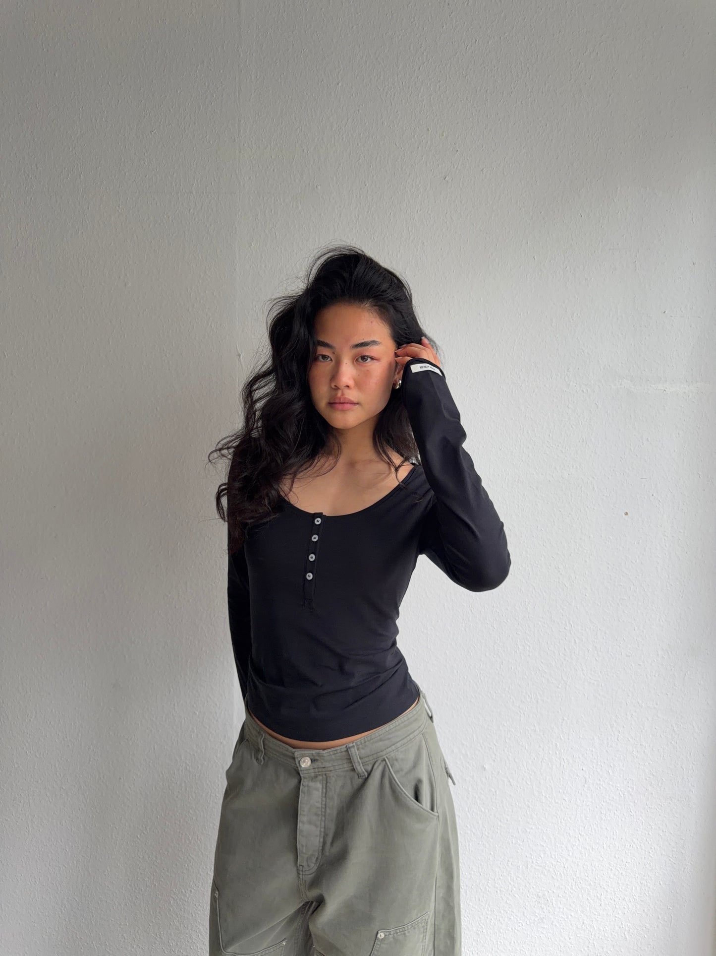essential longsleeve henley black