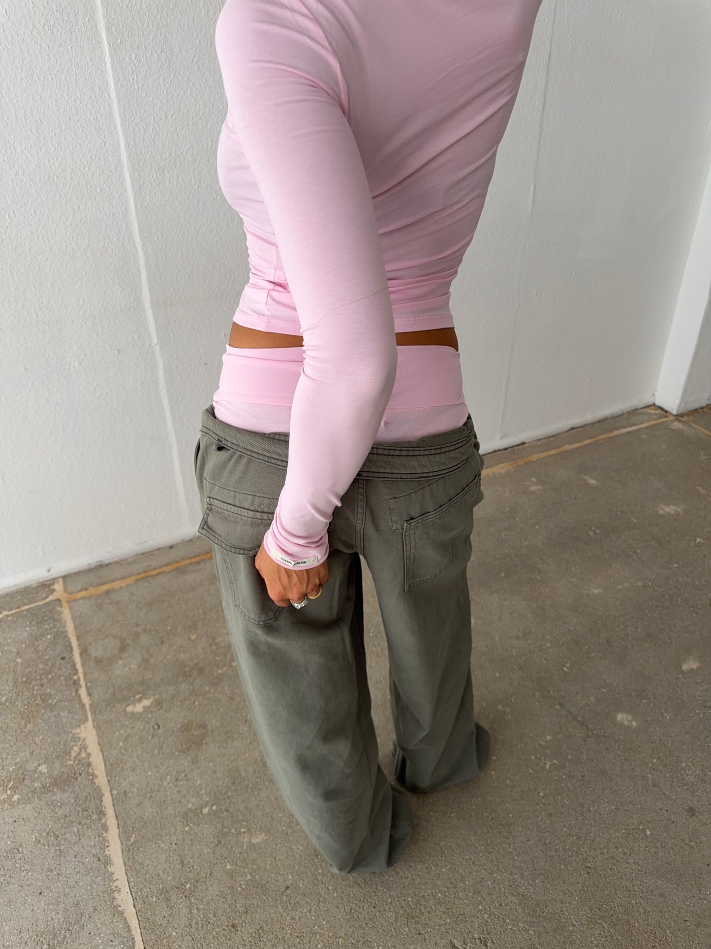 essential v-neck longsleeve baby pink