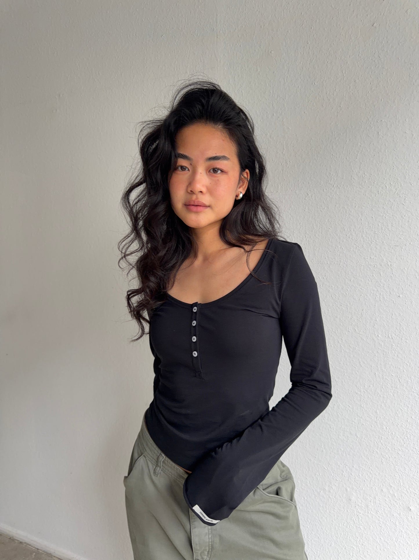 essential longsleeve henley black