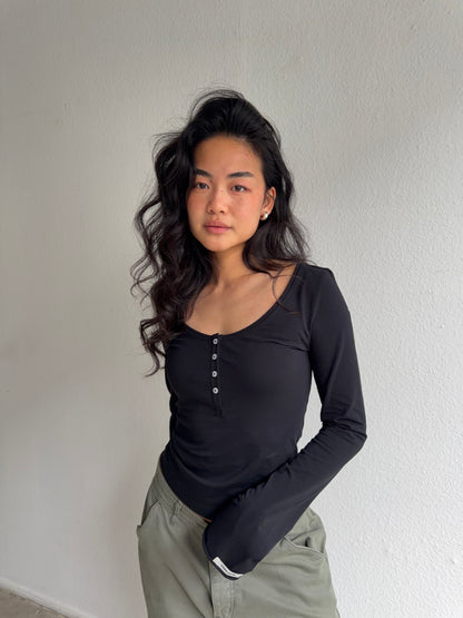 essential longsleeve henley black