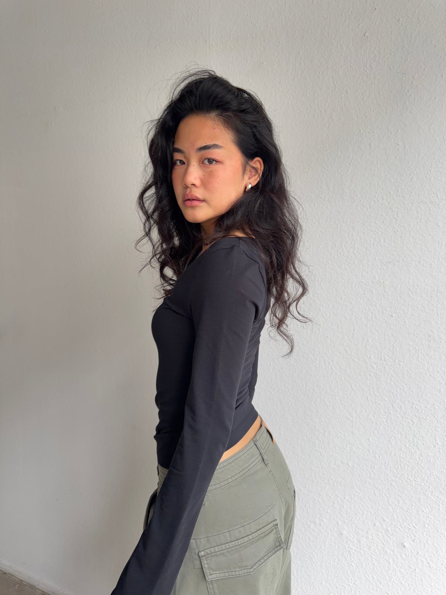 essential longsleeve henley black