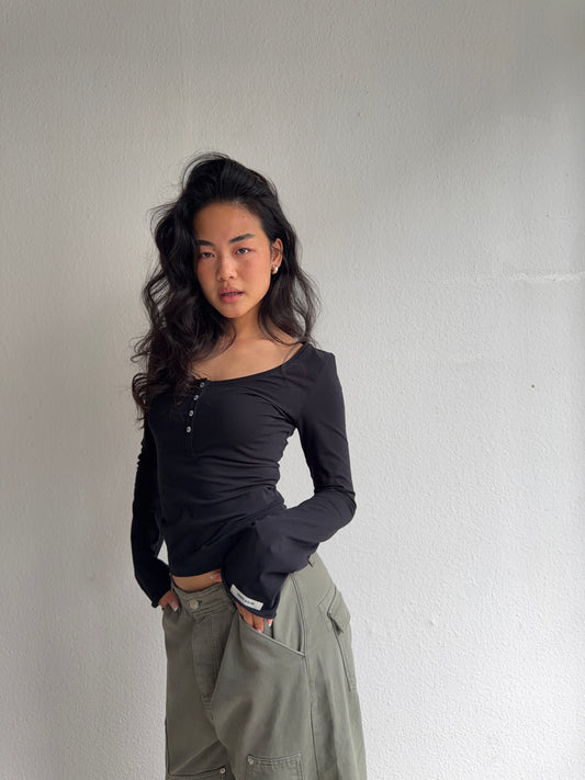 essential longsleeve henley black